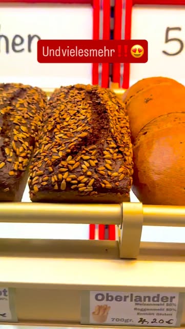Verschiedene frische Brote in der Bäckerei Zuzi
