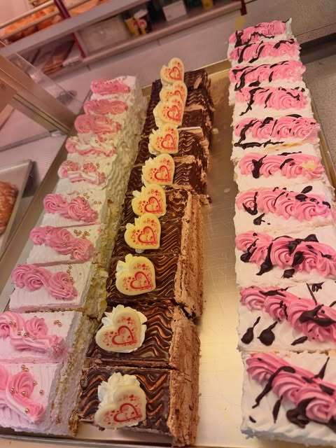 Bunte Kuchenstücke mit Sahne und Schokolade